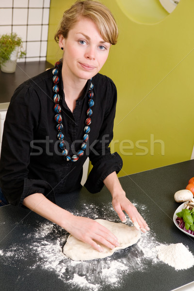 Fiatal nő készít pizza konyhapult otthon lakás Stock fotó © SimpleFoto