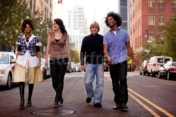 Oraş oameni grup tineri mers jos Imagine de stoc © SimpleFoto