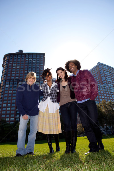 Cuatro personas urbanas parque vista Foto stock © SimpleFoto