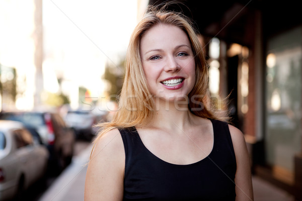 Stockfoto: Zakenvrouw · straat · portret · mooie · business · glimlach