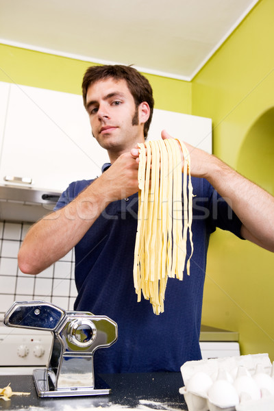 Stolz hausgemachte Küchenchef junger Mann frischen Aussehen Stock foto © SimpleFoto