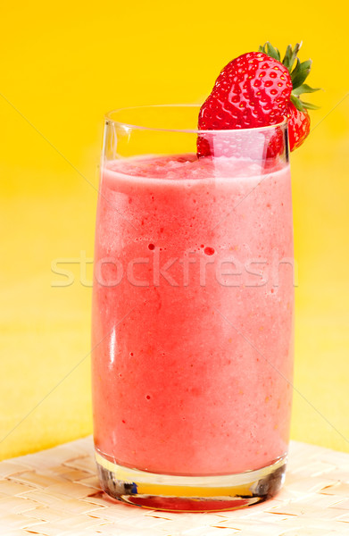Erdbeere Smoothie frischen isoliert gelb Essen Stock foto © SimpleFoto