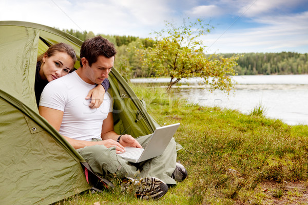 Foto d'archivio: Remote · ufficio · Coppia · guardando · computer · camping