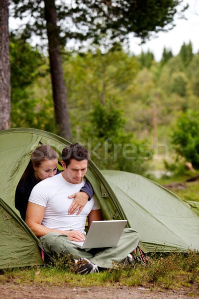 Komputera zewnątrz namiot człowiek kobieta Zdjęcia stock © SimpleFoto