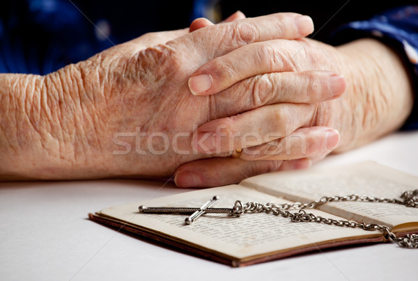Vechi credinţă femeie mâini trece carte Imagine de stoc © SimpleFoto