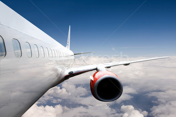 Vliegtuig vlucht hoog wolken hemel luchthaven Stockfoto © SimpleFoto