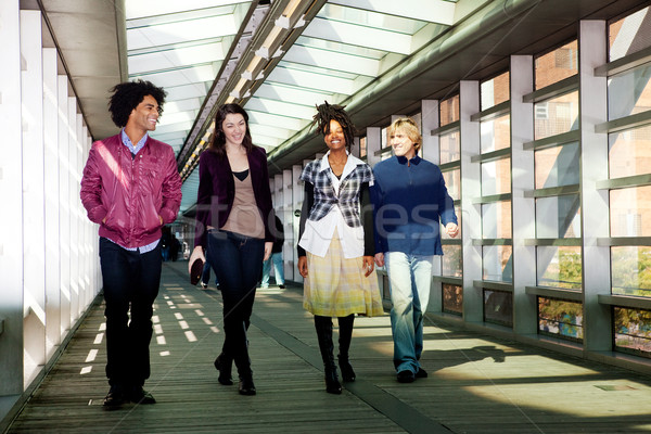 Zdjęcia stock: Grupy · znajomych · spaceru · miejskich · kobieta · uśmiech