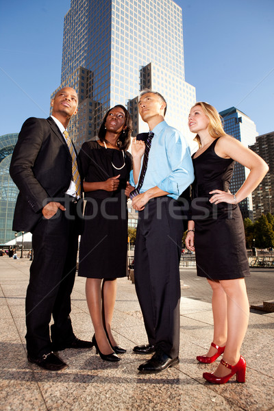 Foto stock: Quatro · pessoas · de · negócios · olhando · empresário · homens