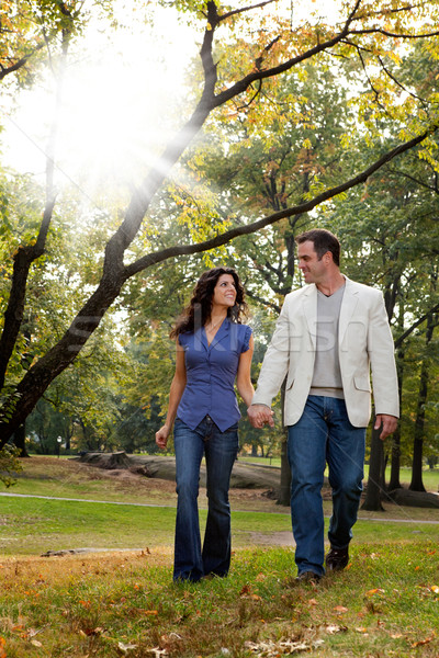Parque casal andar feliz caminhada olhando Foto stock © SimpleFoto