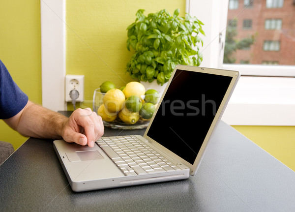 Cozinha computador masculino mão tocar laptop Foto stock © SimpleFoto