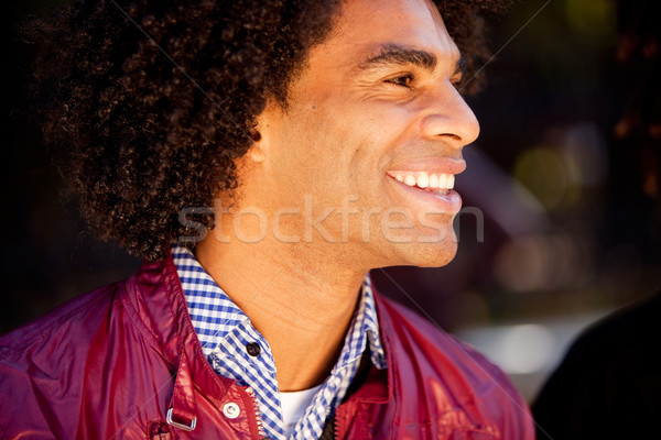 Sincer om portret fericit tânăr zâmbet Imagine de stoc © SimpleFoto