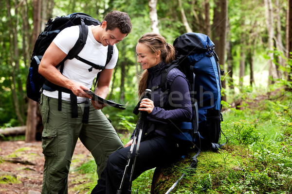 [[stock_photo]]: Carte · forêt · camping · couple · sourires · regarder