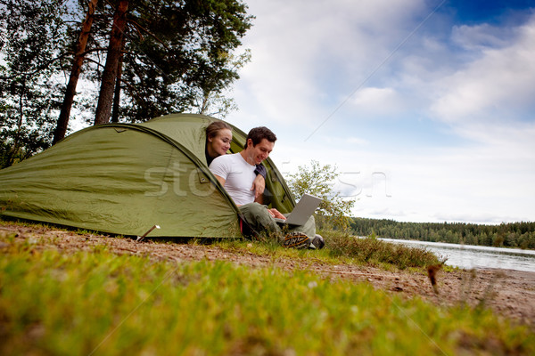 Foto d'archivio: Computer · outdoor · tenda · uomo · donna