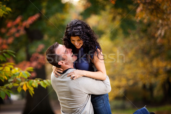 Excitado hombre mujer Pareja grande abrazo Foto stock © SimpleFoto