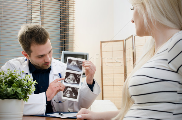 Arts tonen baby ultrageluid afbeelding zwangere vrouw Stockfoto © simpson33