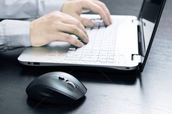 Homem usando laptop branco teclado trabalhando escritório Foto stock © simpson33