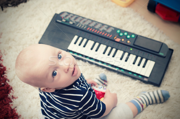 Сток-фото: мало · ребенка · мальчика · клавиатура · игрушку · фортепиано