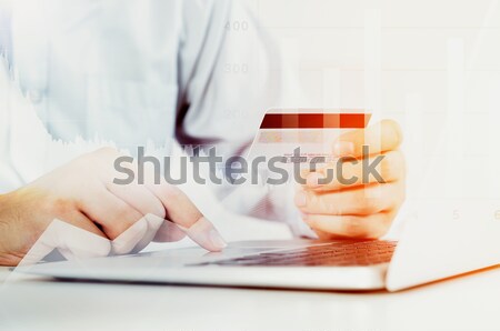 Homem usando laptop local de trabalho cartão de crédito comércio Foto stock © simpson33