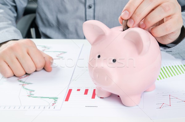 Homem moeda piggy bank dinheiro banco Foto stock © simpson33