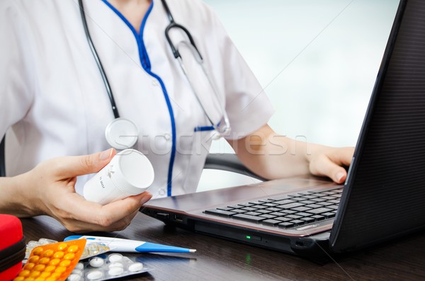 Foto stock: Médico · trabalhando · laptop · escritório · médico · saúde