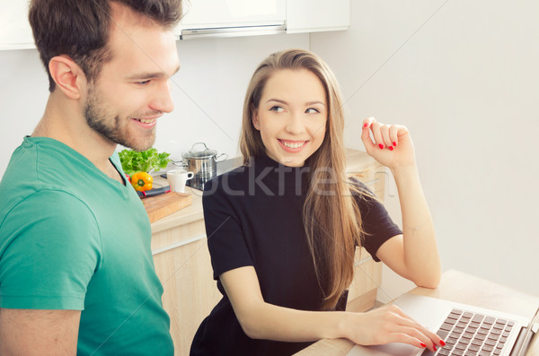 Couple ordinateur cuisine mode de vie cuisson maison [[stock_photo]] © simpson33