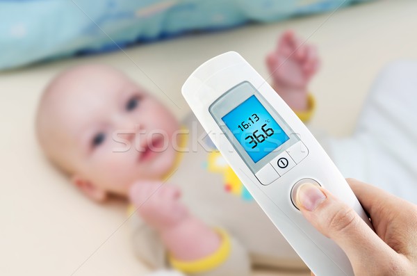 Temperatura copil digital termometru dragoste Imagine de stoc © simpson33