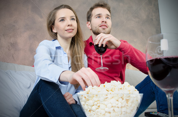 Casal tempo livre assistindo tv lazer casa Foto stock © simpson33