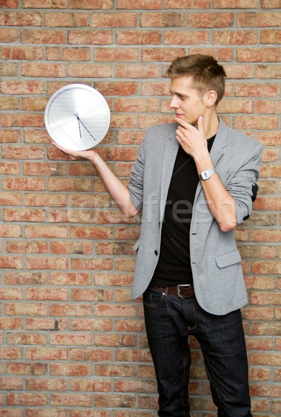 Jovem empresário relógio parede de tijolos tempo Foto stock © simpson33