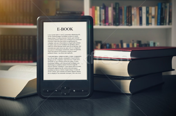 Ebook cititor birou bibliotecă alternativ Imagine de stoc © simpson33