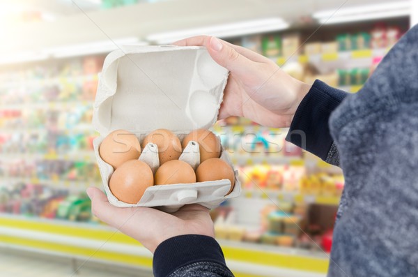 Homem ovo caixa supermercado comprar Foto stock © simpson33