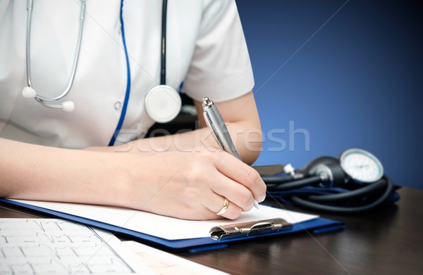 Médico trabalhando secretária mulher papel medicina Foto stock © simpson33