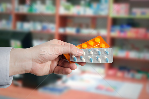 Farmacêutico mãos pílulas medicina farmácia Foto stock © simpson33
