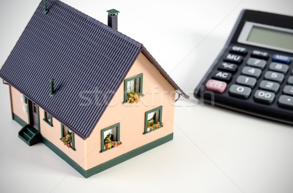 Otthoni pénzügyek takarékosság ház miniatűr számológép otthon Stock fotó © simpson33