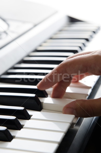Zongora billentyűk elektronikus billentyűzet hangszer férfi játszik Stock fotó © simpson33
