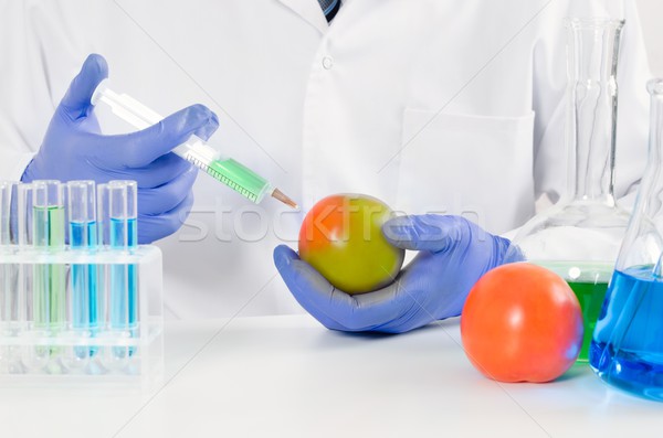 Tehnician seringă genetic modificare fructe legume Imagine de stoc © simpson33