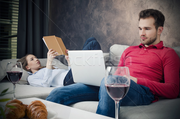 Foto stock: Casal · tempo · livre · lazer · leitura · livro · laptop