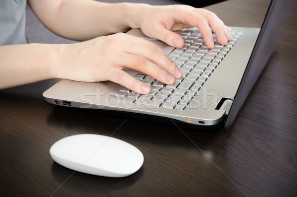 Homem trabalhando escritório laptop branco teclado Foto stock © simpson33
