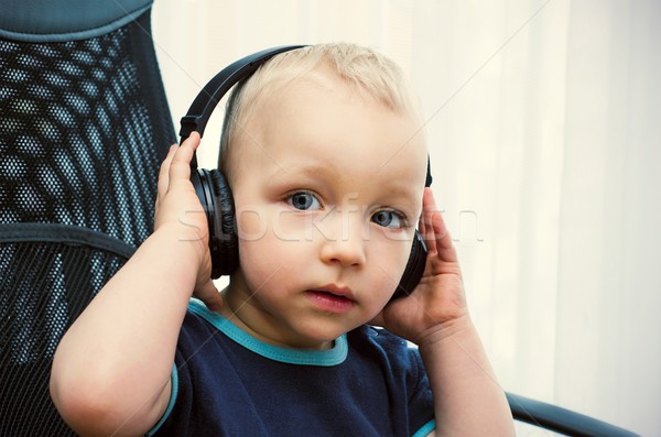 Kicsi fiú zene drótnélküli fejhallgató baba Stock fotó © simpson33