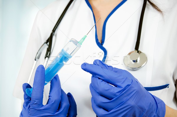 Femeie medic mănuşi medical injecţie Imagine de stoc © simpson33