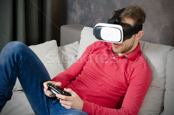 Homem virtual realidade óculos dentro Foto stock © simpson33