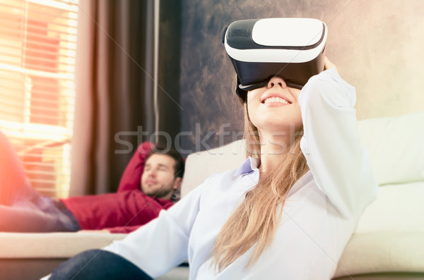 女子 虛擬 現實 眼鏡 視頻 遊戲 商業照片 © simpson33