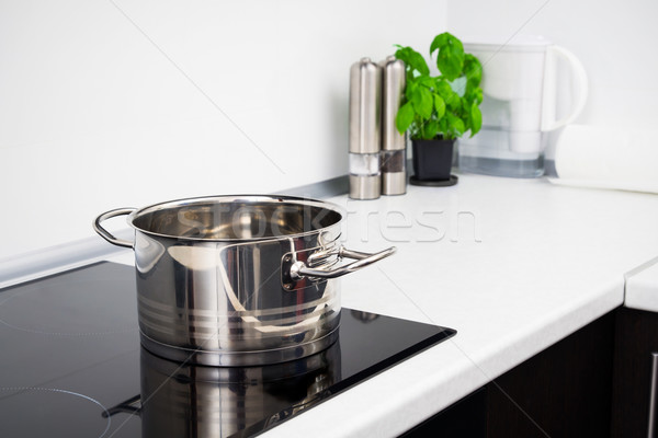 Oală modern bucătărie aragaz muncă proiect Imagine de stoc © simpson33
