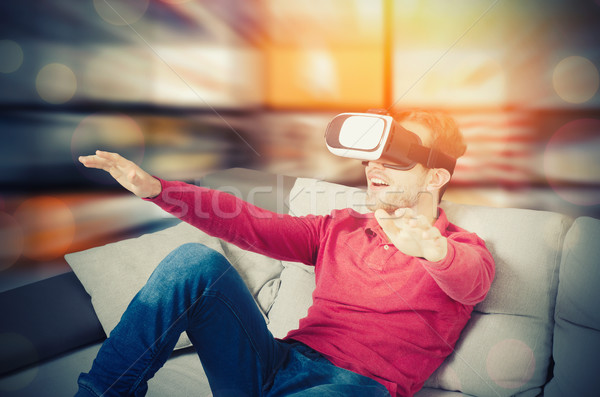 Mann Wirklichkeit Gläser Smartphone innerhalb Stock foto © simpson33