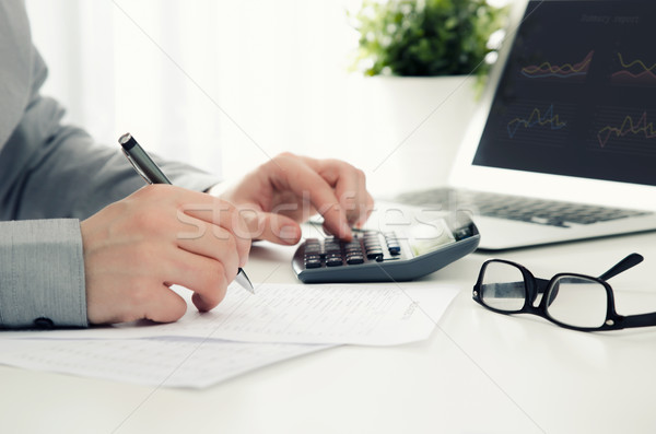 Empresário trabalhando escritório calculadora financiar imposto Foto stock © simpson33