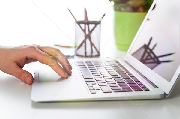 [[stock_photo]]: Homme · travail · modernes · portable · bureau · mains