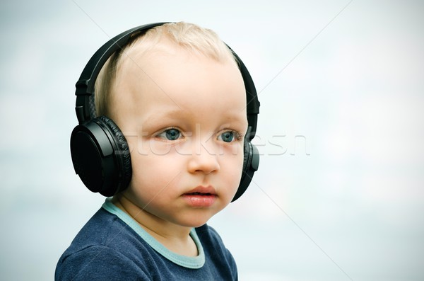 Pequeno menino música sem fio fones de ouvido bebê Foto stock © simpson33