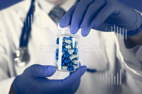 Médico cientista novo droga cápsula mãos Foto stock © simpson33