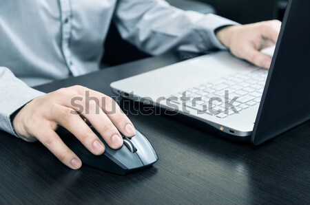 Homem usando laptop branco teclado trabalhando escritório Foto stock © simpson33