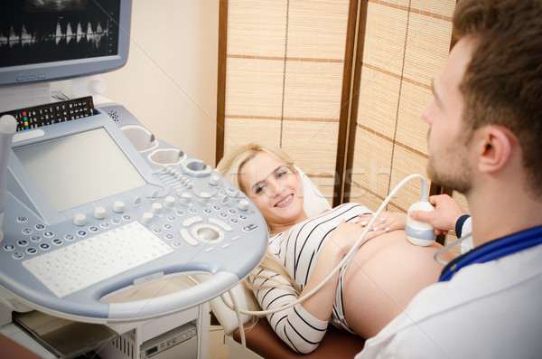 Kobieta w ciąży lekarza ultradźwięk diagnostyczny maszyny kobieta Zdjęcia stock © simpson33