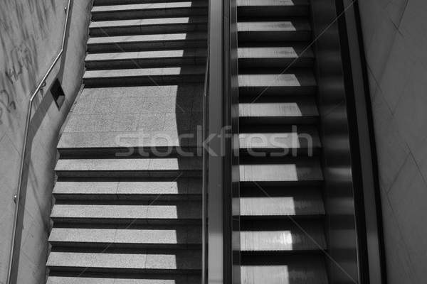 Treppe Rolltreppe Schritte Handlauf schwarz weiß Hintergrund Stock foto © sirylok